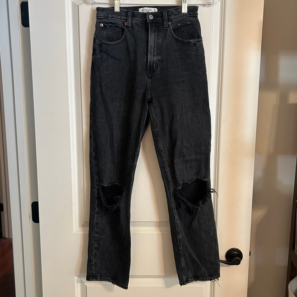 Abercrombie & Fitch Ultra High Rise Ankle Ankle Straight Jeans in Black Destroy - Picture 8 of 10